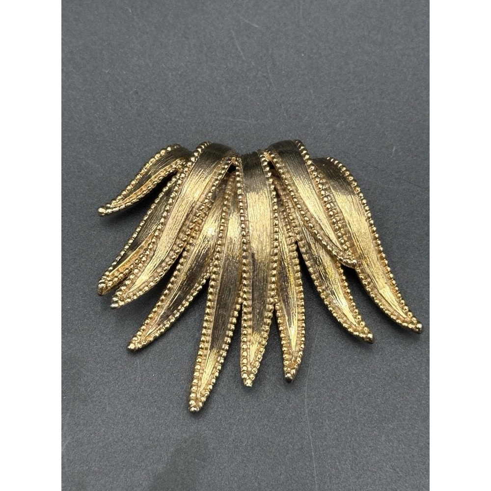 Vintage Trifari Gold Tone Textured Leaf Feather Spray Brooch Pin Costume Jewelry